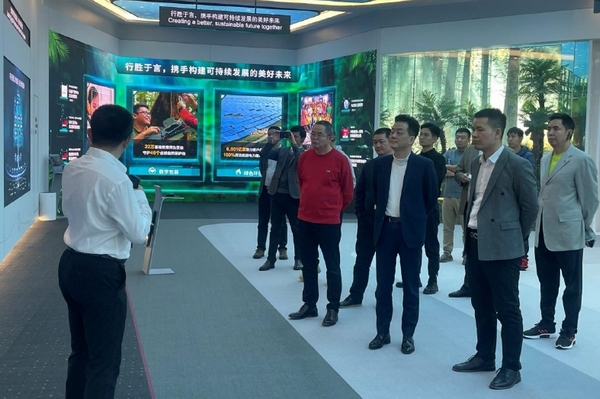 李先生集團(tuán)總裁帶隊(duì)赴華為北京會(huì)展中心參觀學(xué)習(xí)